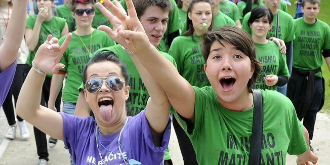Zagreb, 180510.I ove godine zagrebacki maturanti koji slave zavrsetak skolske godine norili su na Bundeku.Foto: Bruno Konjevic / CROPIX