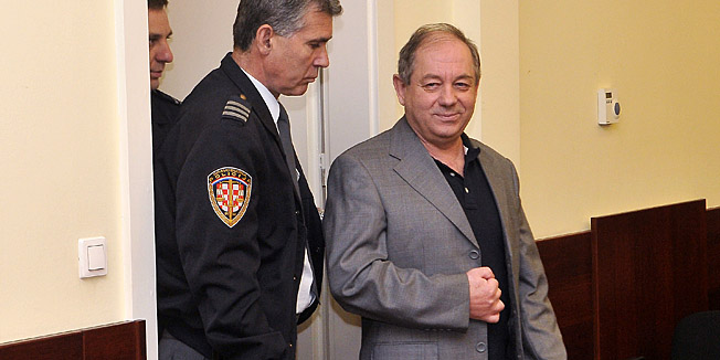 Zagreb, 170412.Danas je na Zupanijskom sudu nastavljeno sudjenje Tomislavu Mercepu za ratne zlocine. Svjedok na danasnjem sudjenju bio je Smiljan Reljic, bivsi zaposlenik SUZUP-a.Na fotografiji: Tomislav Mercep.Foto: Admir Buljubasic / CROPIX