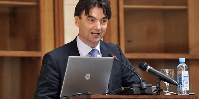 Zagreb, 040612.HNB, prezentacija izvjesca Svjetske banke pod nazivom Zlatni rast: Vracanje sjaja europskom gospodarstvenom modelu. Izvjesce sagledava dugorocne izglede za rast u Europi te posebnu pozornost posvecuje razdoblju od zadnjih dvadesetak godina, te sto je potrebno uciniti kako bi se osigurao prosperitet u nadolazecim desetljecima.Na fotografiji:  Branko Grcic- podpredsjednik vlade.Foto: Admir Buljubasic / CROPIX