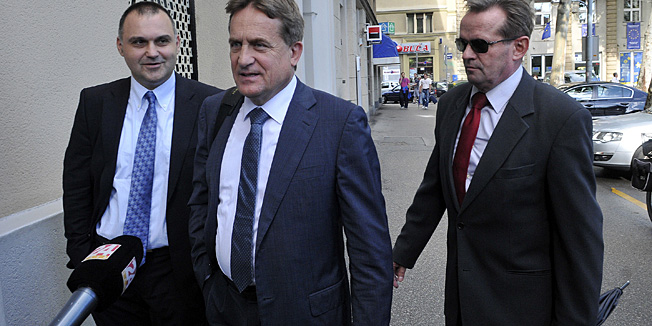 Zagreb, 120612.Trg Zrtava Fasizma, predsjednistvo HDZ-a u sredisnjici stranke, na kojoj bi se trebalo raspravljati o predsjednickoj funkciji Jadranke Kosor na mjestu saborskog Kluba HDZ-a.Na fotografiji: Dolazak Bozidara Kalmete.Foto: Admir Buljubasic / CROPIX