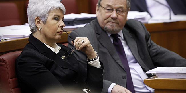 Zagreb, 200212.Hrvatski sabor nastavio je zasjedanje raspravom o Vladinom prijedlogu drzavnog proracuna  s planiranim rashodima u iznosu od 118,84 milijardi kuna, dok su prihodi planirani u iznosu od oko 108,95 milijardi kuna.Na slici:predsjednica HDZ-a Jadranka Kosor i Vladimir Seks.Foto: Dragan Matic / CROPIX 