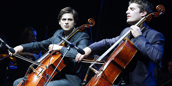 Zagreb, 120612.Arena Zagreb.Stjepan Hauser i Luka Sulic, zagrebacki celisti poznati pod nazivom 2Cellos  veceras su odrzali koncert pred punom dvoranom Arena Zagreb. Dvojica muzicara izvela su skladbe klasicne glazbe uz pratnju Zagrebacke filharmonije , te obrade svjetski poznatih hitova rock i pop glazbe.Na slici: Stjepan Hauser, Luka Sulic.Foto: Tomislav Kristo / CROPIX