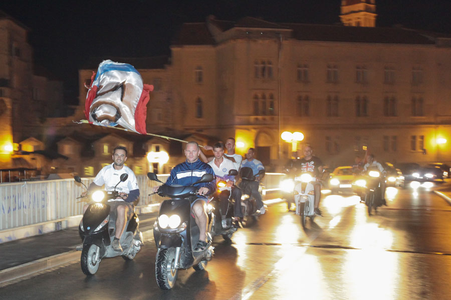 Trogir, 120612. Proslava 100 godina HNK Trogir. Na slici Karusel (povorka) navijaca kroz Trogir.Foto: Zvonimir Barisin / CROPIX