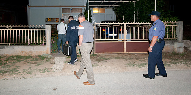 Bibinje, Zadar, 130612U 20.36 sati zaprimljena je dojava da je u bibinjama jedan muskarac ozlijedjen iz vatrenog oruzja. Radi se o Tomislavu Kandicu koji je ranjen u svojoj kuci u ulici Kandici br. 41. Muskarac je navodno van zivotne opasnosti. Ocevid je u tijeku.Na fotografiji: ekipa za ocevid ulazi u kucu gdje se dogodila pucnjavaFoto: Luka Gerlanc / CROPIX