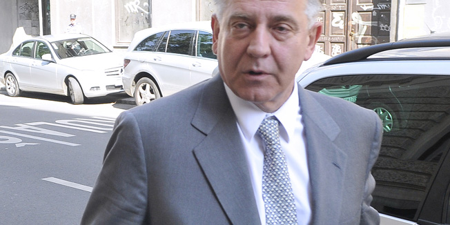 Zagreb, 310512.Danas je na Zupanijskom sudu u Zagrebu nastavljeno sudjenje bivsem premijeru Ivi Sanaderu za slucaj Ina -Mol.Na fotografiji: Ivo Sanader dolazi na sudjenje.Foto: Admir Buljubasic / CROPIX