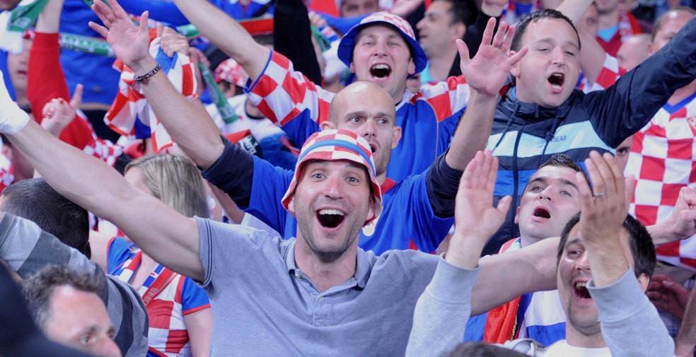 Poznan, 100612.EURO 2012.Gradski stadion u Poznanu.Utakmica prvog kola skupine C, Europskog nogometnog prvenstva u Poljskoj i Ukrajini, izmedju Irske i Hrvatske.Na fotografiji: navijaci sretni nakon pobjede.Foto: Drago Sopta / CROPIX