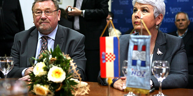 Slavonski Brod, 070512.Veceras u Slavonskom Brodu ali na dva odvojena mjesta predstavile su se dvije struje unutar HDZ a na predizbornom skupu. Jadranka Kosor predstavila je u stranackim prostorijama HDZ-a njezini protukandidati Milan Kujundzic i Drago Prgomet svoj su program iznjelili u dvorani HVIDR e 500 metara dalje. Uoci skupa Kujundjic je Jadranki Kosor predlozio zajednicke skupove na obje lokacije no celnica HDZ a to je kategoricki odbila.Na slici Jadranka Kosor i Vladimir Seks.Foto: Danijel Soldo / CROPIX