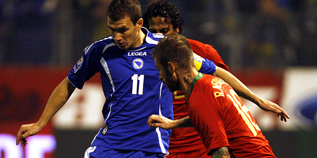 Zenica, 181109.Kvalifikacijska utakmica za odlazak na Svjetsko nogometno prvenstvo u Juznoafricku Republiku 2010, izmedju BiH i Portugala, na stadionu Bilino polje u Zenici.Na slici: Edin Dzeko, Bruno Alves, Raul Meireles.Foto: Dado Ruvic / CROPIX