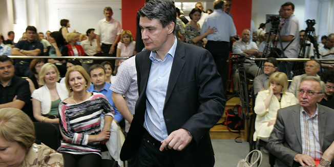 Zagreb, 160612.Iblerov trg, SDP.Prva sjednica Glavnog odbora SDP-a. Na uvodnom dijelu sjednice koji je bio otvoren za medije, clanovima glavnog odbora obratio se predsjednik SDP-a Zoran Milanovic. Na slici: Zoran Milanovic. Foto: Ranko Suvar / CROPIX