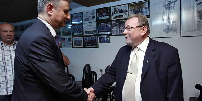 Zagreb, 170612.NK Jarun.U prostorijama NK Jarun odrzana je svecana sjednica HDZ-a povodom 23. obljetnice osnutka te stranke na kojoj su prisustvovali predsjednik HDZ-a Tomislav Karamarko, Drago Prgomet, Luka Bebic, Darko Milinovic, Vladimir Seks i drugi clanovi HDZ-a. Tomislav Karamarko urucio je polaznicima Politicke akademije Zaklade hrvatskog drzavnog zavjeta uvjerenja o zavrsenom programu, nakon cega je odigrana nogometna utakmica izmedju seniora i mladezi HDZ-a.Na slici: Tomislav Karamarko i Vladimir Seks.Foto: Tomislav Kristo / CROPIX