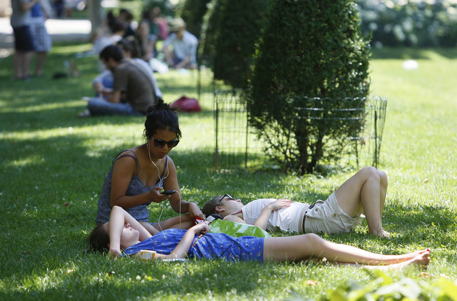 Zagreb, 180612.Zrinjevac.Val vrucine zahvatio je cijelu zemlju. U Zagrebu je izmjereno 33 stupnja celzijusa, a gradjani se na razlicite nacine pokusavaju rashladiti.Foto: Davor Pongracic / CROPIX
