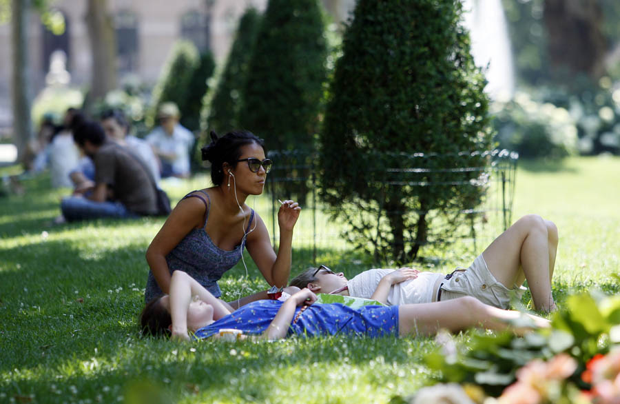 Zagreb, 180612.Zrinjevac.Val vrucine zahvatio je cijelu zemlju. U Zagrebu je izmjereno 33 stupnja celzijusa, a gradjani se na razlicite nacine pokusavaju rashladiti.Foto: Davor Pongracic / CROPIX
