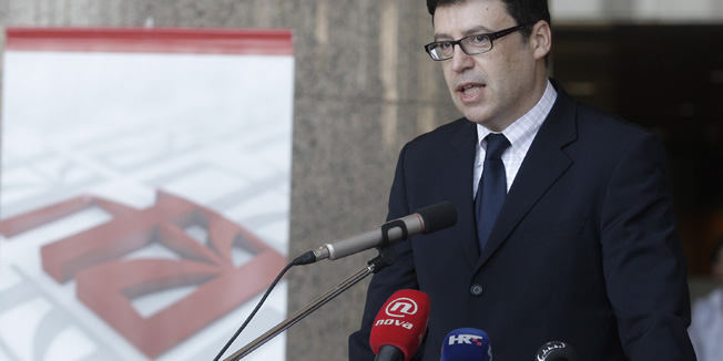 Zagreb, 160612.Hrvatske bratske zajednice.U Nacionalnoj i sveucilisnoj knjiznici odrzana je svecana dodjela Oskara znanja drzavnim i medjunarodnim prvacima. Priznanja su urucena ucenicima koji su osvojili prva mjesta na drzavnim natjecanjima te ucenicima za osvojeno jedno od prva tri mjesta na medjunarodnim natjecanjima. Oskare znanja urucivali su Zeljko Jovanovic ( ministar znanosti, obrazovanja i sporta ), i Vinko Filipovic ( ravnatelj agencije za odgoj i obrazovanje ).Na slici: Zeljko Jovanovic ( ministar znanosti, obrazovanja i sporta ) obratio se prisutnima.Foto: Nenad Dugi / CROPIX