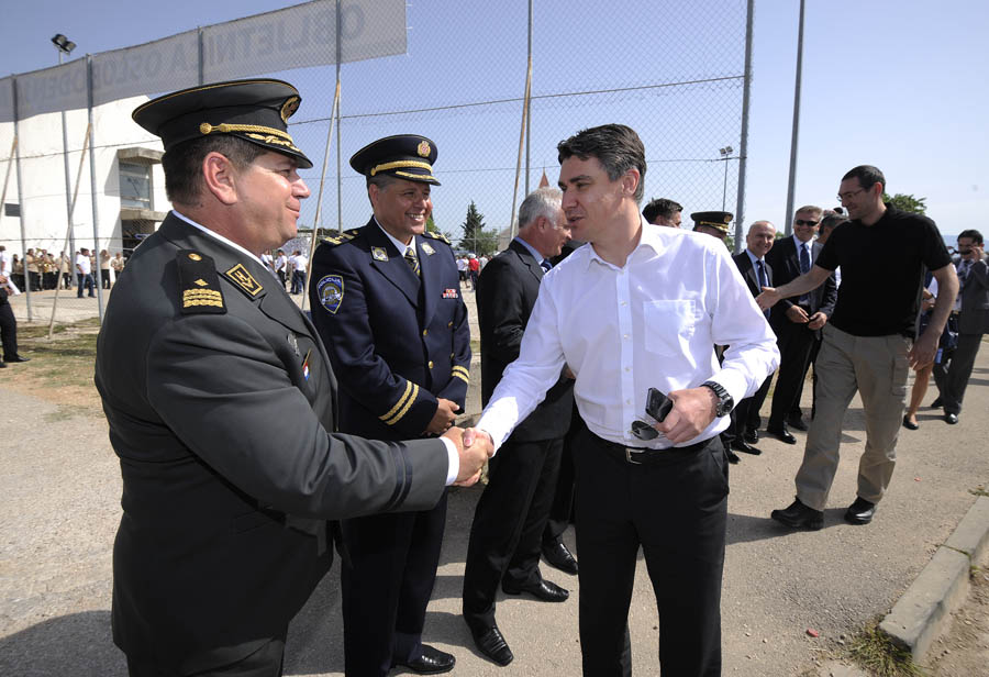 Drinovci na Miljevcima, 210612.Proslava 20 godina od oslobodjenja Miljevaca u Domovinskom ratu.Proslavi su nazocili premijer Zoran Milanovic, ministri Ranko Ostojic, Ante Kotromanovic, Predrag Fred Matic nacelnik GS OS i general Drago Lovric.Na slici: general Fuzul i premijer Milanovic.Foto: Niksa Stipanicev / CROPIX