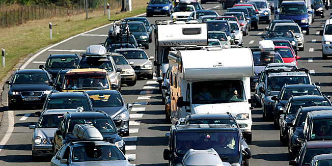 Zagreb, 200811.Na naplatnim kucicama Lucko stvorila se kolona od 2 kilometra automobila s turistima koji su krenuli u smjeru mora i prema unutrasnjosti. Foto: Ronald Gorsic / CROPIX