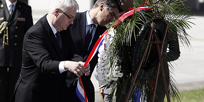 Maribor, 150512.Predsjednik Republike Hrvatske Ivo Josipovic, predsjednik Vlade Zoran Milanovic i predsjednik Sabora Boris Sprempolozili su vijence ispred spomenika nevinim zrtvama kriznog puta u Teznom. Tezno je jedna od najvecih masovnih grobnica kriznog puta gdje je pokopano oko 18 tisuca Hrvata, vojnika NDH i civila.Na slici: Predsjednik RH Ivo Josipovic i Zoran Milanovic polazu vijenacFoto: Dragan Matic / CROPIX