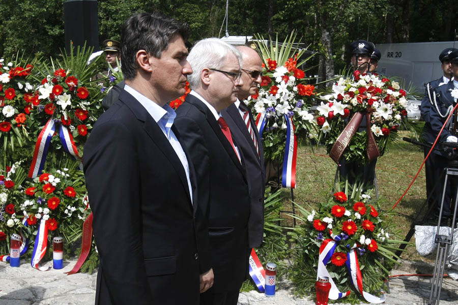 Sisak, 220612.Suma Brezovica kod Siska.Danas se obiljezava Dan antifasisticke borbe u sumi Brezovica pored Siska gdje je prvi partizanski odred pokrenuo ustanak u II. svjetskom ratu 1941. godine.Na slici: premijer Zoran Milanovic, predsjednik Ivo Josipovic i Josip Leko polazu vijence.Foto: Goran Mehkek / CROPIX