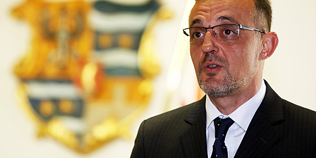 Varazdin, 290512.Ministar poljoprivrede Tihomir Jakovina boravi u Varazdinu. Posjetio je Skupstinu Varazdinske zupanije gdje se obratio skupstinarima i objasnio im na koji ce nacin ministarstvo poticati poljoprivrednu proizvodnju.Na slici: ministar Tihomir Jakovina.Foto: Zeljko Hajdinjak / Cropix