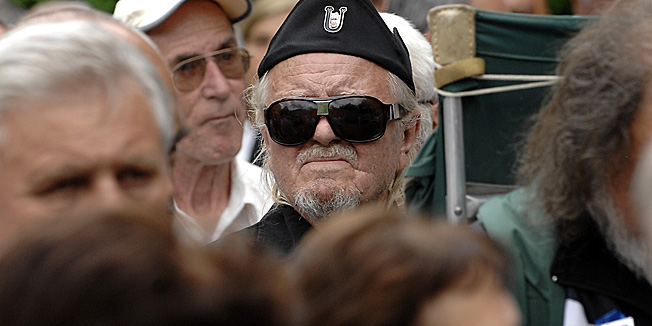 Sosice, 220612.U sumi Jazovki nedaleko Sosica na Zumberku odrzan je 22. Spomen pohod na Jazovku u organizaciji Hrvatskog obrednog zbora. Nakon kriznog puta misu zadusnicu nedaleko jame u koju su partizani i komunisticke vlasti pobacali tijela stotina pripadnika vojske NDH te civila od 1943. do 1945. godine predvodio je pomocni biskup zagrebacki Ivan Sasko.Na slici: kolona na kriznom putu nedaleko jame.Foto: Robert Fajt / CROPIX