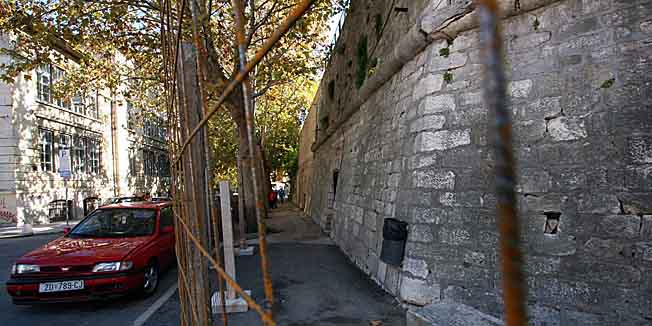 zadar 141106ogradjeni bedem kraj pet bunara na kojem ce poceti radovifoto jure miskovic-pok-
