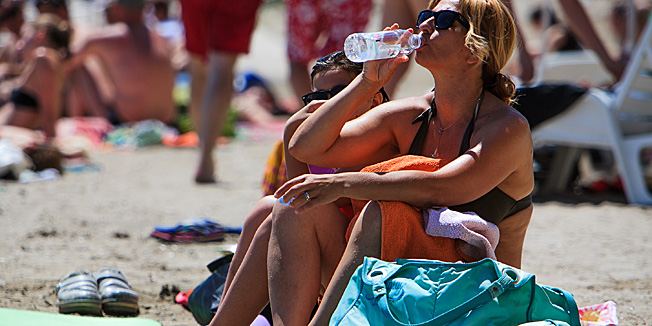 Split, 070612. Na danasnji praznik kojeg su obiljezile visoke temperature nekolicina Splicana potrazila je osvjezenje na splitskim Bacvicama uzivajuci u kupanju i suncanju.Na slici: Kupaci na splitskim Bacvicama.Foto: Zvonimir Barisin / CROPIX