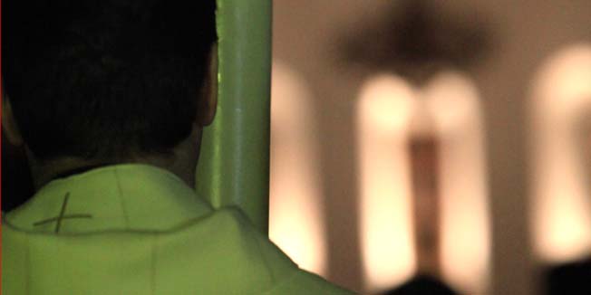 Kastel Stari , 230411.Velika Subota je jedan od dva dana u liturgijskoj godini kada se ne odrzava euharistijsko slavlje, ali obredi Velike Subote pocinju sa blagoslovom svjetla gdje svecenik blagoslivlja oganj sa kojeg se pali uskrsna svijeca.Na slici Don Mislav Hodzic unosi Uskrsnu svijecu u Crkvu.Foto: Zvonimir Barisin / CROPIX