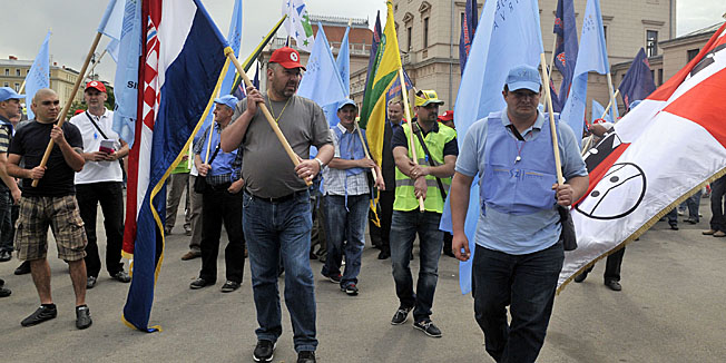 Zagreb, 030512.Cetiri sindikata koji djeluju u HZ-u organizirali su prosvjed nezadovoljni novim planovima Uprave HZ infrastrukture koji ukljucuju otpustanja stotina radnika. Prosvjednici su se okupili na Glavnom kolodvoru od kuda su krenuli pred zgradi Uprave HZ-a i pred zgradu Ministarstva prometa.Foto: Bruno Konjevic / CROPIX