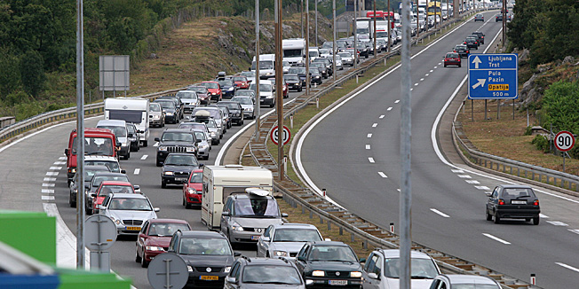 Rijeka, 030807.Rijecka zaobilaznica kod omaralista Vrata Jadrana. Kolona turista sa granicnih prijelaza Rupa i Pasjak slijeva se prema Rijeci.Foto Karmen Mrkic / CROPIX