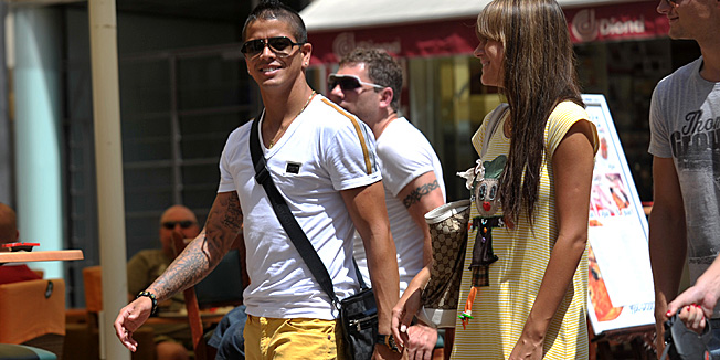 Zagreb, 300612.Bogoviceva, Bulldog.Na subotnjoj spici predah od priprema potrazili su i dinamovi igraci Luis Ibanez i Ivan Tomecak sa pratiljama.Foto: Srdjan Vrancic / CROPIX