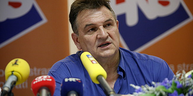 Cakovec, 300612.U Spa golf resortu Sveti Martin odrzana je press konferencija HNS-a na kojoj su govorili predsjednik HNS-a Radimir Cacic, ministar gospodarstva i prvi potpredsjednik Vlade i potpredsjednik HNS-a Ivan Vrdoljak, ministar graditeljstva.Na slici Radimir Cacic.Foto: Andrej Svoger / Cropix