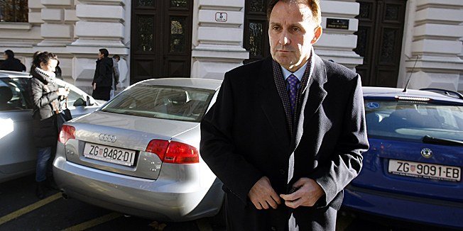 Zagreb, 081211.Zupanijski sud.Nastavak sudjenja Ivi Sanaderu, bivsem premijeru RH, na kojem je u svojstvu USKOK-ovog svjedoka ispitan Drago Vidakovic. Vidakovic je bivsi dugogodisnji direktor Hypo Leasinga Kroatien protiv kojeg je USKOK pokrenuo istragu zbog sumnje u izvlacenje gotovo 20 milijuna kuna iz  tvrtke u kojoj je bio na celu.Na slici: Drago Vidakovic, bivsi direktor tvrtke Hypo Leasinga Kroatien.Foto: Goran Mehkek / Cropix *** Local Caption *** 