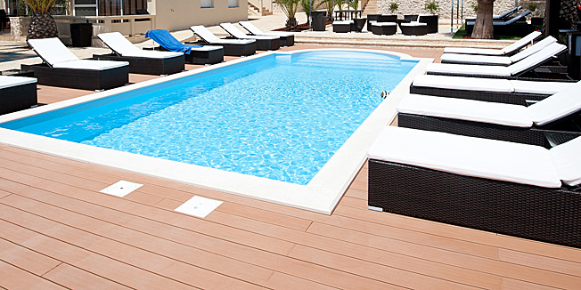 Vir, Zadar, 290612Jucer u poslijepodnevnim satima u Paradise resortu Vanessa na Viru, u bazen je upao sestogodisnji djecak iz Ceske. Direktor resorta Sinisa Vajnhal(30) i njegov prijatelj Goran Ernjakovic (47) primjetili su djecaka kako u besvjesnom stanju pluta u bazenu nakon cega su ga izvukli van i zapoceli reanimaciju do dolaska vozila hitne pomoci. Djecak se nalazi u OB Zadar i jos je u teskom stanju.Na fotografiji: bazen Paradise resorta Vanessa u kojem je doslo do nesrece.Foto: Luka Gerlanc / CROPIX