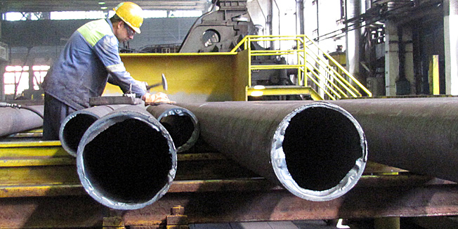 ARHIVA:Sisak,010712.U Zeljezari Sisak pocela je demotianje strojeva u Valjaonici besavnih cijevi, koji su prodani kupcima u SAD-u. To znaci da se u Sisku dugo vremena vise nece proizvoditi cijevi. Na slici: Valjaonica besavnih cijevi u vrijeme pune proizvodnje.Foto: Mate Piskor                                  