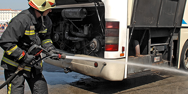 Split, 180811.Na autobusu Autopoduzeca Imotski izbio je pozar u motorskom prostoru. Pozar koji je izbio na autobusnom kolodvoru u Splitu ugasen je vrlo brzo, hitnom intervencijom splitskih vatrogasaca, a prosao je samo sa materijalnom stetom.Foto: Josko Supic / CROPIX