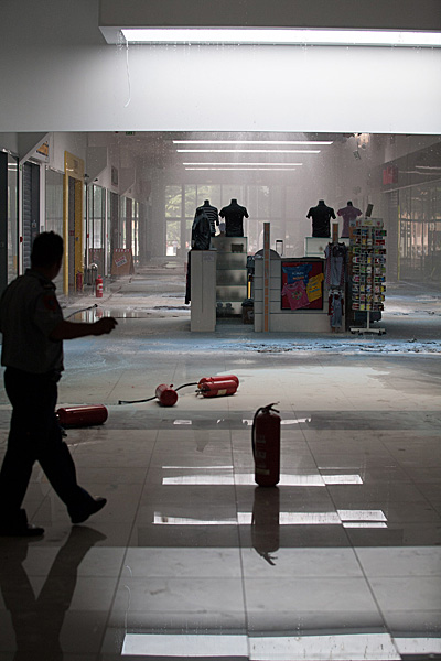 Imotski, 020712.Oko 11 sati u shopping centru Park Shop buknuo je veliki pozar. Iz centra je evakuirano oko 200 ljudi , a ozlijedjenih za sada nema. Najvjerojatniji uzrok pozara je sanacija krova pri cemu je  prilikom lijepljenja katranske izolacije brener zapalio krov.Foto: Branimir Boban / CROPIX