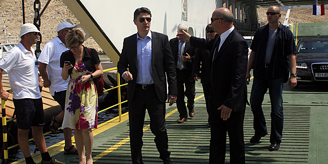 Stinica, 030712.Premijer RH Zoran Milanovic danas je svecano otvorio trajektno pristaniste Stinica, a potom je na trajektu rapske plovidbe Barbat prisustvovao potpisivanju Sporazuma o sufinanciranju troskova sanacije i rekonstrukcije luke Misnjak. Novootvorena linija Stinica - Misnjak pocinje prometovati danas u 15 sati. Na slici: Zoran Milanovic i Zdenko AntesicFoto: Tea Cimas / Cropix