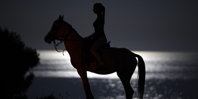 Premantura, 030712.Full Moon bicikliranje, jahanje i veslanje po Kamenjaku. Zaljubljenici u MTB nocas su uzivali u voznji Kamenjakom obasjanim punim mjesecom. Ove godine su im se pridruzili i kajakasi, daskasi ali i konjanici. Brojni biciklisti krenuli su iz centra Premanture dok su kajakasi i konjanici zajedno 