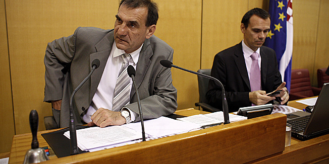 Zagreb, 030712.Nastavljena je sjednica Hrvatskog Sabora, na kojoj se izmedju ostalog raspravlja o Prijedlogu godisnjeg izvjestaja o izvrsenju Drzavnog proracuna za 2011. godinu.Na slici: Nenad Stazic, potpredsjednik Sabora.Foto: Dragan Matic / CROPIX 