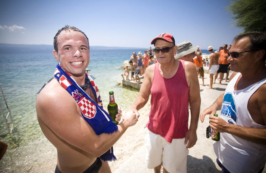 Suhi Potok, 070712.Avanturist Damir Ivanisevic preplivao je po drugi put dionicu dugu 10 kilometara od Supetra na Bracu do Suhog Potoka za 3 sata.  Na slici: detalj sa dogadjanja.Foto: Ante CIzmic / CROPIX