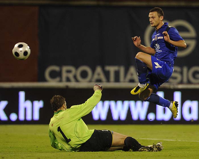 Zagreb, 290810.Prva HNL liga, 6. kolo izmedju Dinama i Cibalie.Na slici: Ivan Tomecak zabija gol lobanjem golmana Cibalie Mladena Matkovica.Foto: Drago Sopta / CROPIX