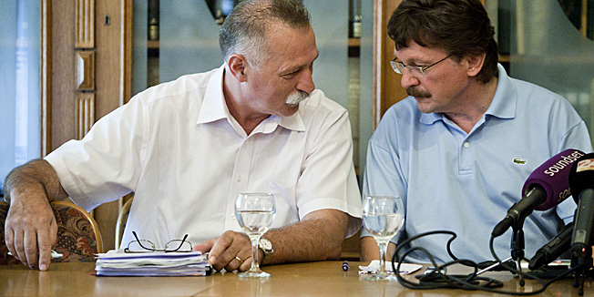 Zagreb, 050712.U prostorijama Hrvatskog sumarskog drustva celnici Matice hrvatskih sindikata odrzali su konferenciju za novinare na kojoj su komentirali ishod pregovora s Vladom o izmjenama Temeljnog kolektivnog ugovora.Na slici: Vilim Ribic, Branimir Mihalinec.Foto: Neja Markicevic / CROPIX