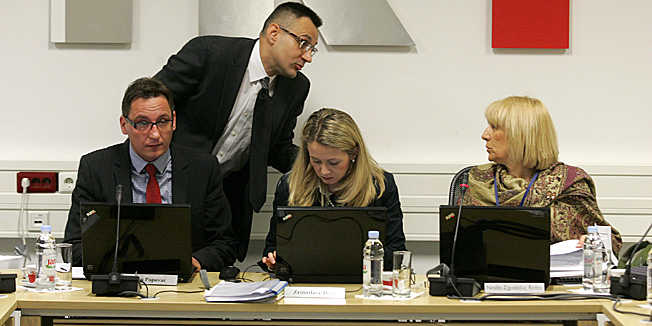 Zagreb, 280312.Prisavlje, HRT.Programsko vijece HRT-a odrzalo je sjednicu na cijem su dnevnom redu raspravljali o Pravilniku o nacinu utvrdjivanja sadrzaja i teksta programskih obaveza HRT-a, izvjescu o provedbi programskih nacela i obaveza utvrdjenih Zakonom o HRT-u i privremenim ugovorom izmedju HRT-a I Vlade RH, prijedlogu za pokretanje postupka za prestanak mandata clanu Programskog vijeca HRT-a Darku Grivicicu na temelju vlastitog zahtjeva za razrijesenje. Na slici: Josip Popovac,Marko Ugarkovic (drugi red), Zrinoslava Delic i Nada Zgrabljic Rotar.Foto: Ranko Suvar / CROPIX