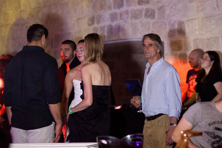 Dubrovnik 160712.Jeremy Irons je nakon cjelodnevnog programa koji su mu priredili domacini u Dubrovniku, novi dan zapoceo u klubu Revelin, gdje je nastupala poznata RnB pjevacica Estelle.Zasticen cuvarima koji nisu dozvoljavali pristup blize  i fotografiranje, poznati glumac se zabavljao u drustvu Emine Ganic iz direkcije Sarajevo film festivala. Inace je Emina poznata sarajevska trendseterica i kcerka Ejupa Ganica.Foto: Sinisa Sunara / Cropix