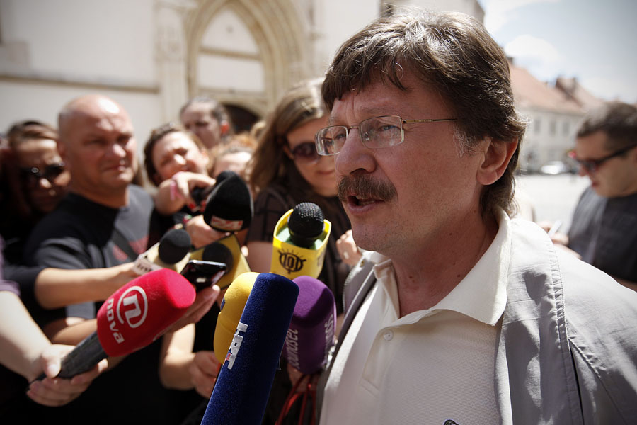 Zagreb, 060712.Cetiri sindikata Matice hrvatskih sindikata koji su odbili potpisati sporazum o izmjenama Temeljnog kolektivnog ugovora, na danasnjem sastanku s Vladom ocekuju nove pregovore.Na slici: predstavnici sindikata Vilim Ribic.Foto: Dragan Matic / CROPIX 