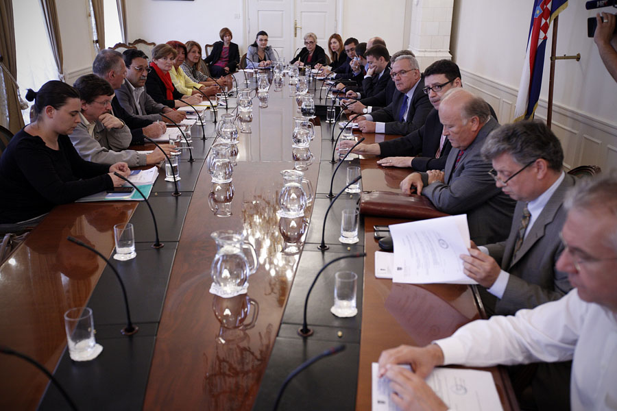 Zagreb, 060712.Cetiri sindikata Matice hrvatskih sindikata koji su odbili potpisati sporazum o izmjenama Temeljnog kolektivnog ugovora, na danasnjem sastanku s Vladom ocekuju nove pregovore.Na slici: predstavnici sindikata i Vladin pregovaracki tim.Foto: Dragan Matic / CROPIX 