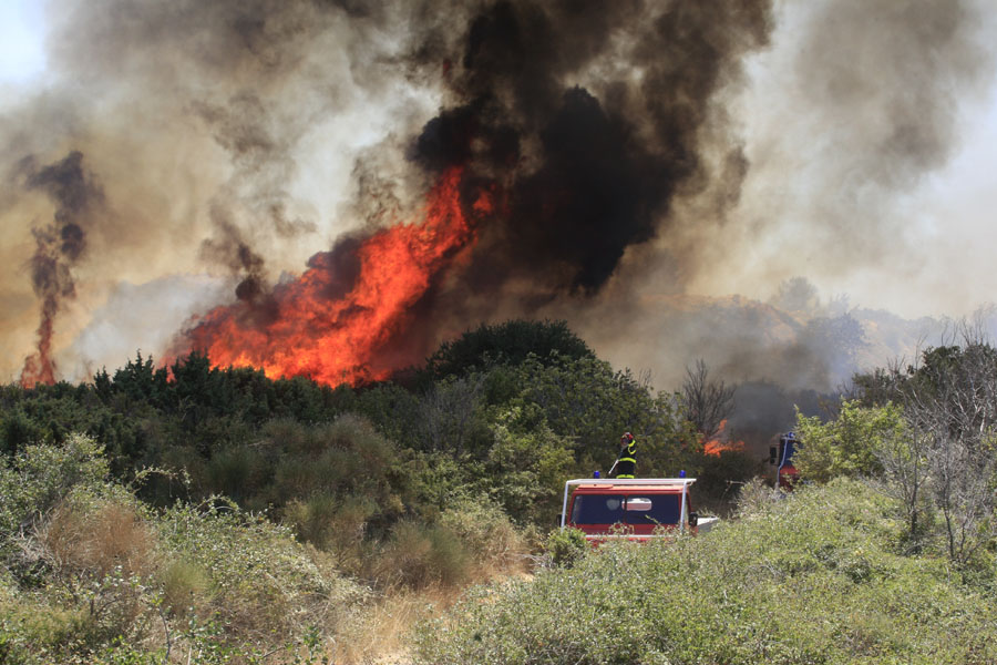 Liznjan,160712.Pozar na poluotoku Marlera. Ovo je treci put u zadnjih dvadesetak dana da  izbija pozar na istom jestu tj. na zemljistu koje je namjenjano za izgradnju golf igralista. Na terenu su pulski vatrogasci kojima gasenje vatre otezavaju udari jake bure. Foto: Goran Sebelic / CROPIX                              