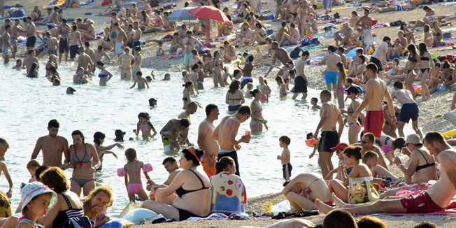 Split, 200612.Preko 30 stupnjeva i u popodnevnim satima, natjeralo je Splicane da nakon posla osvjezenje potrazu u moru na plazi Znjan.Na slici: detalj sa plaze.Foto: Josko Ponos/ CROPIX