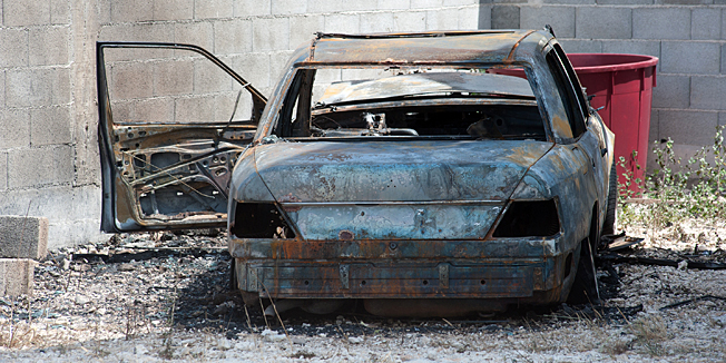 Biljane Gornje, Zadar, 220712U subotu oko 20,20 sati u mjestu Gornje Biljane u novom naselju Ograde, u dvoristu obiteljske kuce, 45-godisnjak je sjeo u svoj parkirani osobni automobil kojega je polio benzinom i namjerno zapalio. Iz pozarom zahvacenog vozila 45-godisnjaka su izvukli susjedi. Zbog zadobivenih opekotina, koje su okvalificirane kao teske tjelesne ozlijede, 45 -godisnjak je zadrzan na lijecenju u Opcoj bolnici Zadar.Na fotografiji: zapaljeno vozilo.Foto: Luka Gerlanc / CROPIX