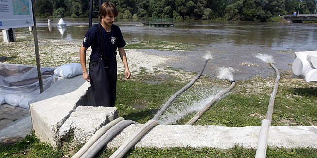 Mursko Sredisce, 230712.Zbog visokog vodostaja Mura proglasene su izvanredne mjere obrana od poplava na vodotoku Mure. Na slici: ispumpavanje vode iz kanalizacije u Murskom Srediscu.Foto: Zeljko Hajdinjak / Cropix