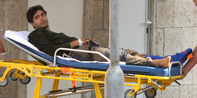 Zadar, 240712.Trojica penjaca (strani drzavljani) zapela su u stijeni Anica kuka, no kako nije bilo ozlijedjenih, gorski spasavatelji su im uz pomoc jakog reflektora osvijetlili stijenu te su se uspjeli popeti do izlaza iz smjera  oko 22.15 sati. Ipak, oko tri sata ujutro ponovo su zatrazili pomoc  jer je jednog od njih prilikom spustanja za stopalo ugrizla zmija. Ponovo su alarmirani gorski spasavatelji koji su zbrinuli nesretnog penjaca po kojeg je stigao helikopter HRZ-a sa dezurnom SAR ekipom  i lijecnicom HGSS-a. Oko 9.30 sati penjac kojeg je ugrizla zmija, helikopterom je iz stijene u Velikoj Paklenici spusten do Starigrada gdje ga je preuzeo tim hitne medicinske pomoci ga je transportirao u zadarsku Opcu bolnicu. Foto: Jure Miskovic / CROPIX